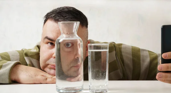 Portrait Surréaliste Homme Étrange Regardant Travers Des Verres Eau Homme — Photo