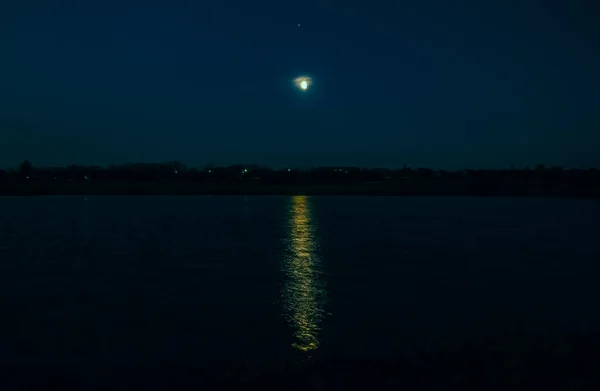 Beautiful Landscape View Glowing Moon Beginning Its Rise Lake Pale — стоковое фото