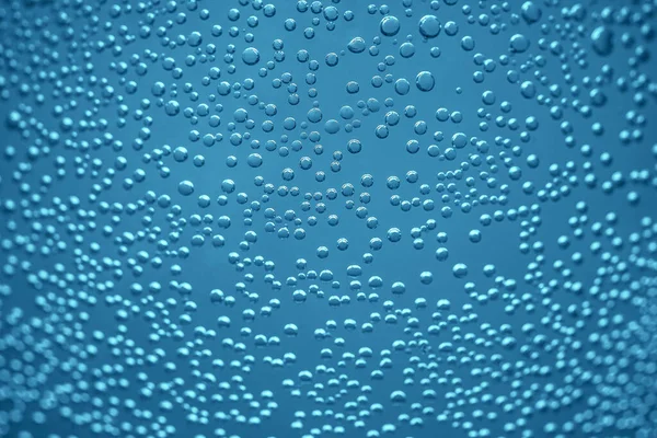 유리에 떨어지고 빗방울이 떨어진다 반사면에 빗방울 선택적 초점을 가지고 푸른색으로 — 스톡 사진