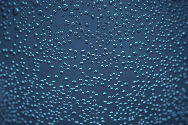水滴在玻璃杯上 摘要背景 在反射镜表面选择焦蓝的雨滴 矿泉水含氧气泡 — 图库照片