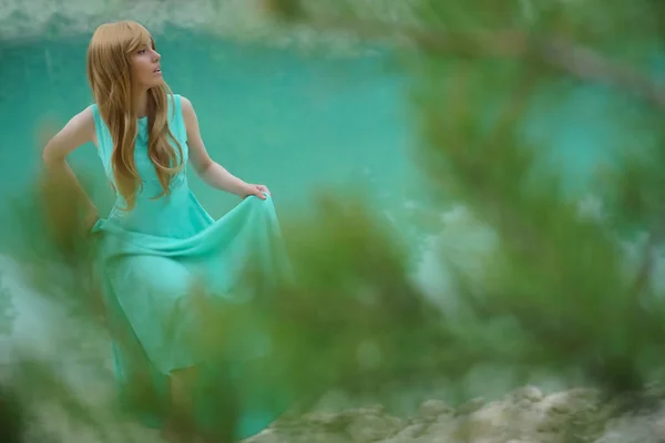 Redhead Woman Posing Scenic Calm Lake Beauty Fashion Photo — Stock Photo, Image