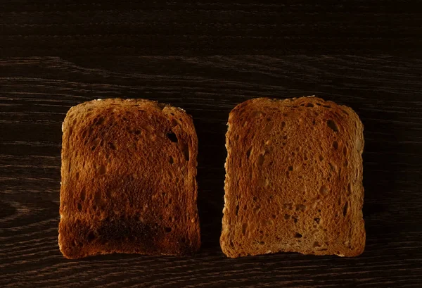 Panneau Bois Noir Avec Pain Grillé Savoureux Sur Table Croustillant — Photo