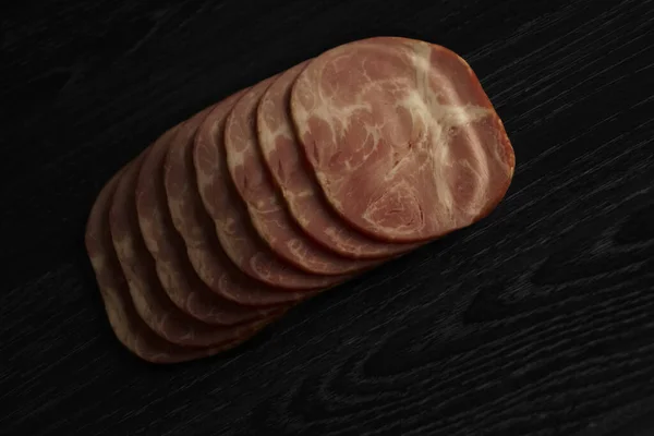 Bovenaanzicht Van Een Rij Ronde Gerookte Salami Worstschijfjes Geïsoleerd Zwarte — Stockfoto