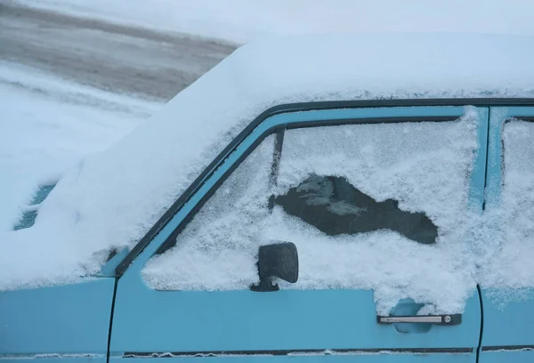 Zamrzlé Auto Strana Auta Sněhu Zblízka — Stock fotografie