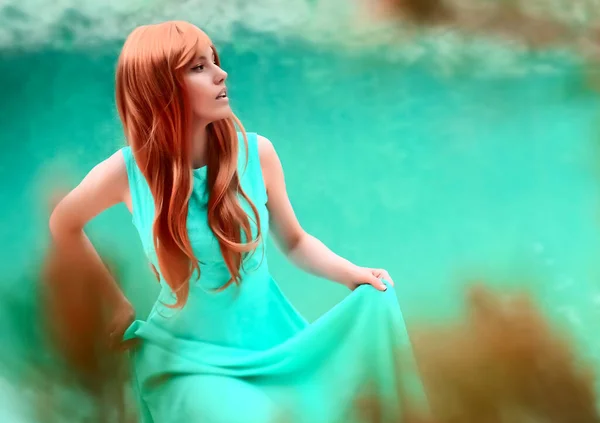 Redhead Woman Posing Scenic Calm Lake Beauty Fashion Photo — Stock Photo, Image