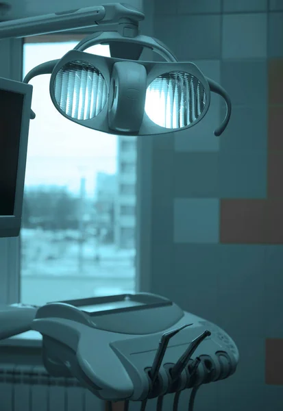 关闭诊所的电灯照明 手术室现代可调灯医疗设备新技术 — 图库照片