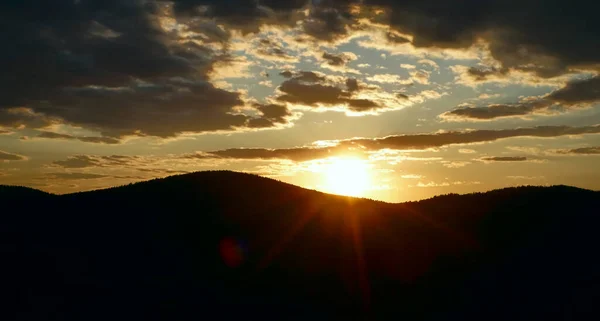 Paisagem Amarela Escura Silhueta Montanhas Vista Pôr Sol Raios Sol — Fotografia de Stock