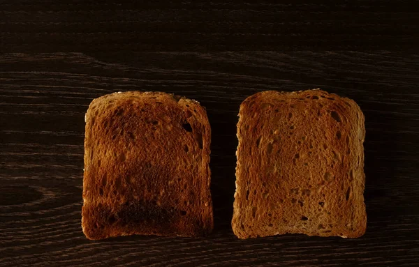 Panneau Bois Noir Avec Pain Grillé Savoureux Sur Table Croustillant — Photo