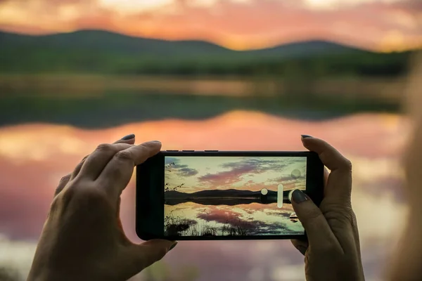 Pessoa Tirando Foto Lago Paisagem Montesa Por Smartphone — Fotografia de Stock