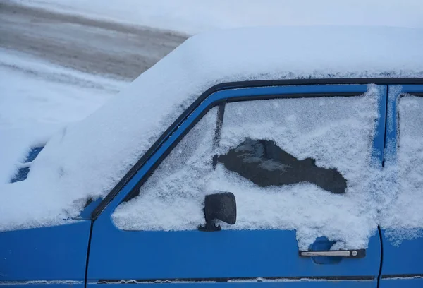 Donmuş Araba Karda Arabanın Yan Tarafında Yaklaş — Stok fotoğraf