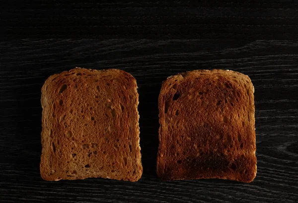 Tabla Madera Negro Con Sabroso Pan Tostado Mesa Crujiente Pastel — Foto de Stock