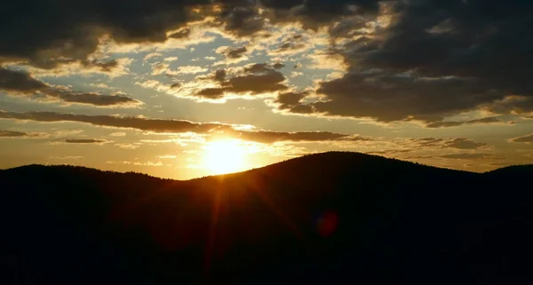 Dark Yellow Landscape Silhouette Mountains View Sunset Sun Rays Glowing — Stock Photo, Image