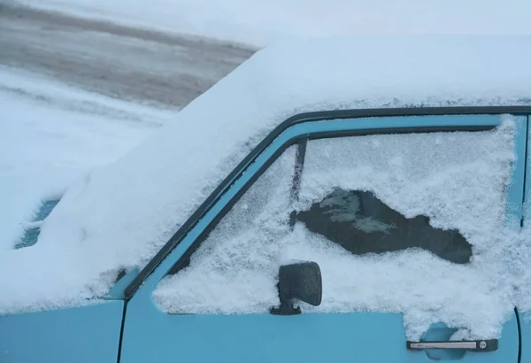 Frusen Bil Sidan Bilen Snön Närbild — Stockfoto