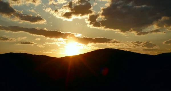 Dunkelgelbe Landschaft Silhouette Berge Blick Und Sonnenuntergang Sonnenstrahlen Glühend Hinter — Stockfoto