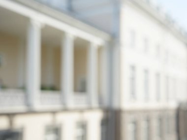 Güzel beyaz mermer sütunların bulanık arkaplanı. Sütunları ve birçok penceresi olan eski beyaz bina.