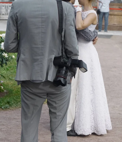 Professioneller Fotograf Und Hochzeitspaar — Stockfoto