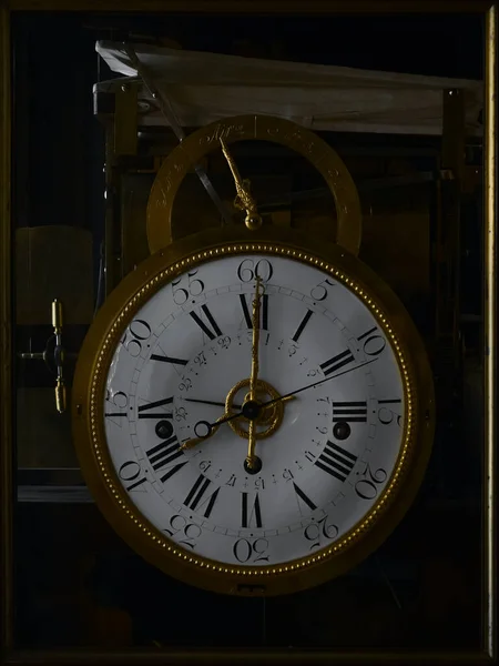 Vintage Reloj Del Abuelo Línea Con Decoración Oro Números Romanos — Foto de Stock