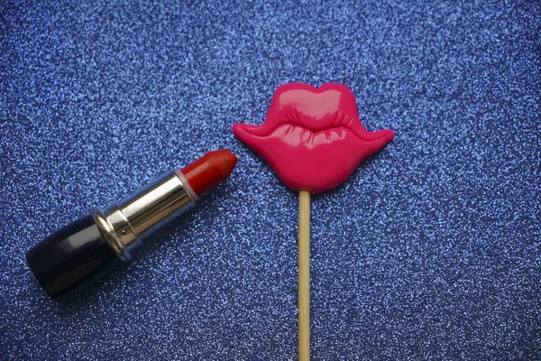 明亮的红色塑料女性唇在蓝色背景上的特写 整形手术的概念 美感和时尚 顶部视图 平面布局 复制空间 — 图库照片