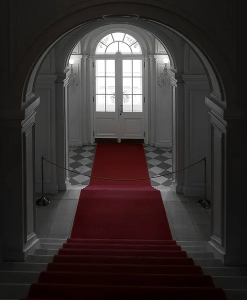Schody Czerwonym Dywanem Drzwi Łukowych Światłem Biały Łuk Schodami Czerwonym — Zdjęcie stockowe