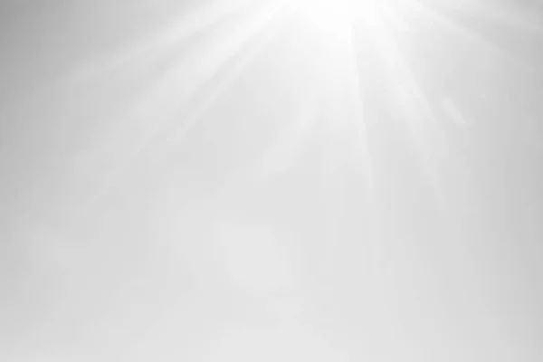 Пушистые Белые Облака Ярко Голубом Небе Сияющее Солнце Солнечными Дождями — стоковое фото