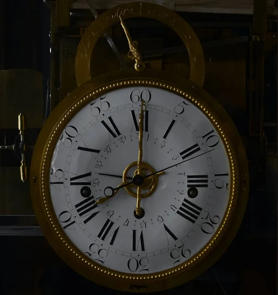 Vintage Reloj Del Abuelo Línea Con Decoración Oro Números Romanos — Foto de Stock