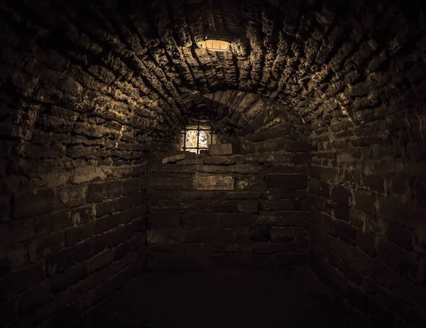Денне Світло Світиться Старому Підвалі Кам Яна Арка Підземному Замку — стокове фото