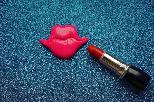 明亮的红色塑料女性唇在蓝色背景上的特写 整形手术的概念 美感和时尚 顶部视图 平面布局 复制空间 — 图库照片