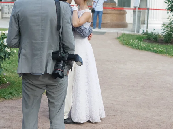 サンクトペテルブルク ツァルスコエ 街のプシュキン ロシア 2021年6月27日 結婚式のカップルの写真を撮る前に プロの写真家が休んでいます 結婚した花嫁と新郎が抱き合って踊り — ストック写真