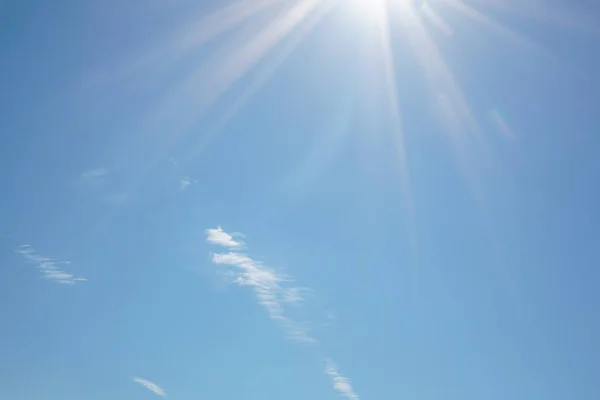 明亮的蓝天 灿烂的阳光 天空中的太阳 以白云为自然背景 — 图库照片