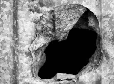 Çinko metal duvarda bir delik. Duvarı yıkıyorum. demir arkaplan.