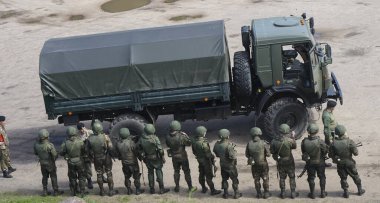 Kronstadt, Leningrad bölgesi 31 Mayıs 2021: piyadeleri taşımak için askeri kamyon. Rus askerleri düzende. Özel Kuvvetler