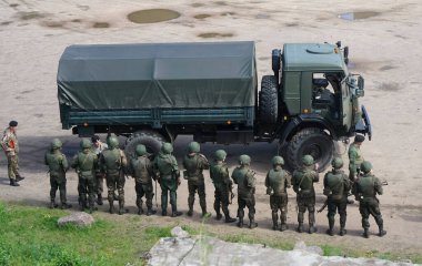 Kronstadt, Leningrad bölgesi 31 Mayıs 2021: piyadeleri taşımak için askeri kamyon. Rus askerleri düzende. Özel Kuvvetler