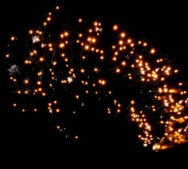 Огонь вспыхивает на прозрачном фоне. Сварка чугуна или металла. изолированы на черном фоне. салют или ночной огонь шоу.