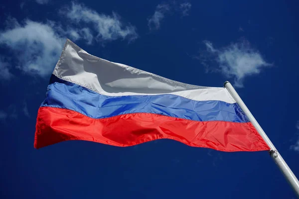 Ρωσική Σημαία Τρίχρωμη Κυματίζει Στον Άνεμο Ενάντια Έναν Γαλάζιο Ουρανό — Φωτογραφία Αρχείου
