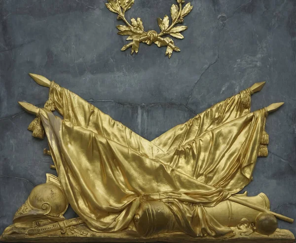 Goldenes Denkmal Aus Kanonenkugel Fahne Schwert Und Kriegerhelm Ehre Und — Stockfoto