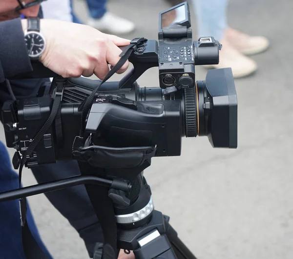 Młody Operator Kamery Wideo Robi Reportaż Swoją Profesjonalną Kamerą Statywie — Zdjęcie stockowe