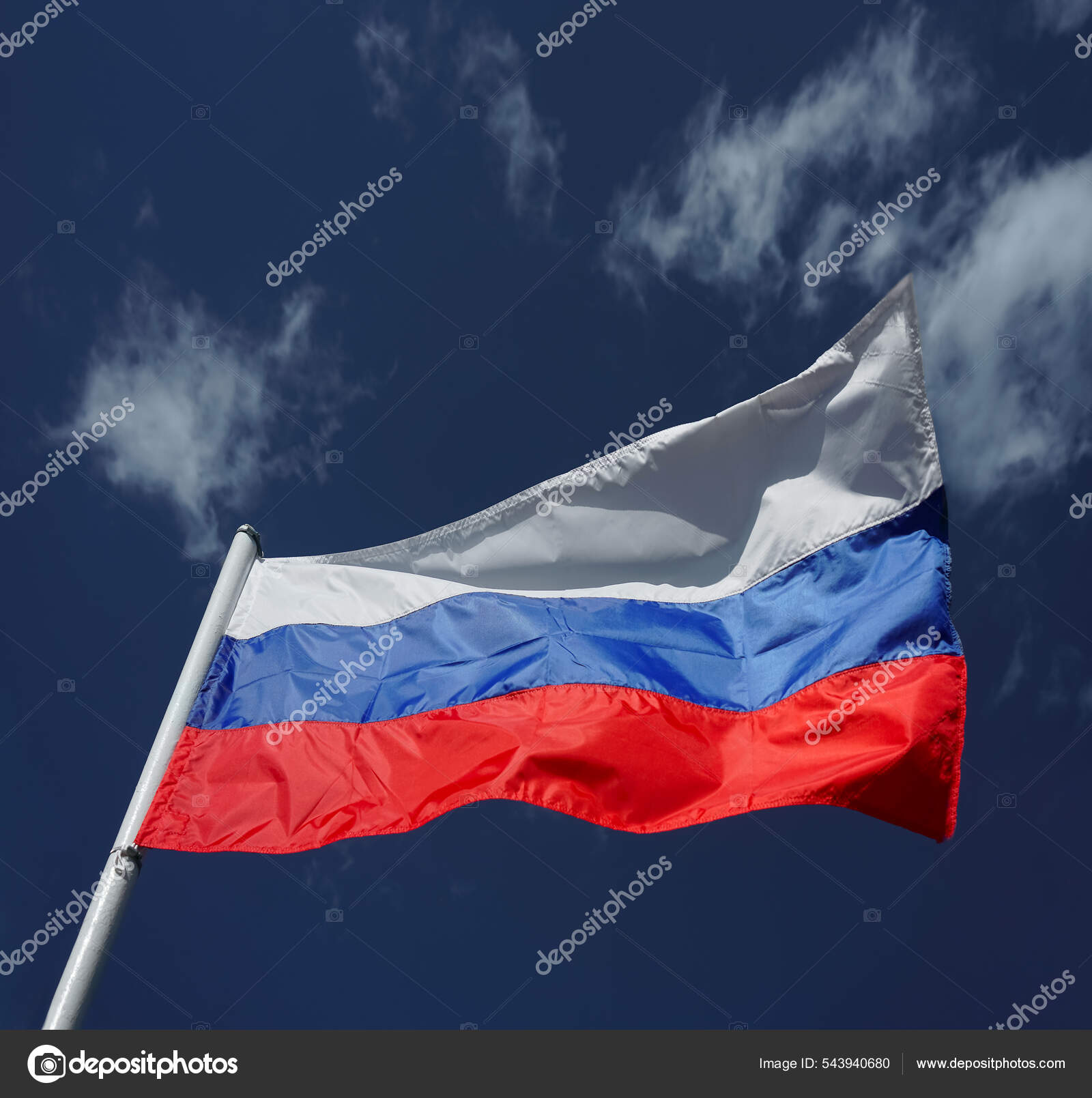 Bandeira Da Federação Russa No Fundo Do Céu Azul Bandeira De