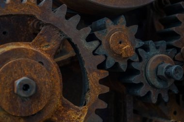 Eski endüstriyel paslı aletlerin yakın çekimi. Mekanik arka plan. Eski mekanik dişli çark. Yaklaş. yaşlandırılmış dişliler