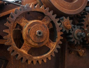 Eski endüstriyel paslı teçhizatın yakın görüntüsü. Mekanik arka plan. Eski mekanik dişli çarklar, yaklaşın. Eski dişliler. Sürücü kemeri. Kemerleme