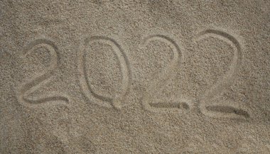 2022 'de kumsalda yazılmış, yeni yıl seyahati tebrik kartı.