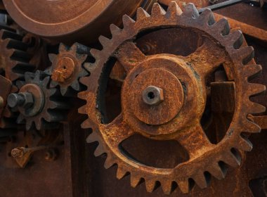 Eski endüstriyel paslı teçhizatın yakın görüntüsü. Mekanik arka plan. Eski mekanik dişli çarklar, yaklaşın. Eski dişliler. Sürücü kemeri. Kemerleme