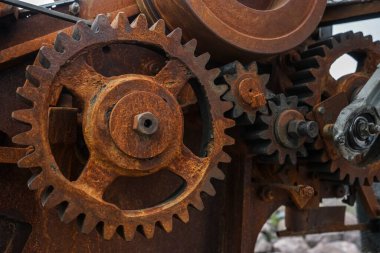 Eski endüstriyel paslı teçhizatın yakın görüntüsü. Mekanik arka plan. Eski mekanik dişli çarklar, yaklaşın. Eski dişliler. Sürücü kemeri. Kemerleme