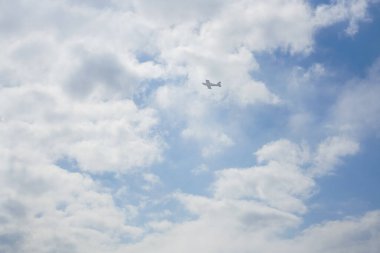 Bulutlu havada küçük bir uçak uçurmak. Mavi Gök 'e Karşı Özel Uçak Uçuyor.