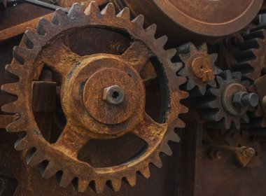 Eski endüstriyel paslı teçhizatın yakın görüntüsü. Mekanik arka plan. Eski mekanik dişli çarklar, yaklaşın. Eski dişliler. Sürücü kemeri. Kemerleme
