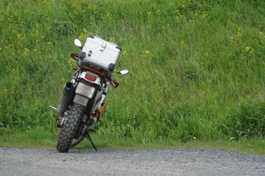 Yeşil Çim Tepesi 'nin yakınında metal çantalı kruvazör motosikleti. Yazı için boş kopyalama alanı. 