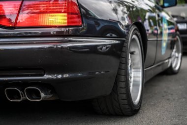 Saint Petersburg, Rusya Federasyonu - 21 Haziran 2021: Bir BMW arabasının arkasında ikiz krom araba egzoz boruları görüldü