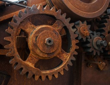 Eski endüstriyel paslı teçhizatın yakın görüntüsü. Mekanik arka plan. Eski mekanik dişli çarklar, yaklaşın. Eski dişliler. Sürücü kemeri. Kemerleme