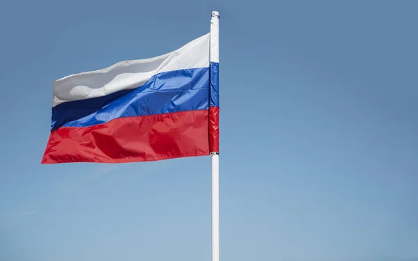 Bandera Tricolor Rusa Ondeando Viento Contra Cielo Bandera Rusa Sobre — Foto de Stock