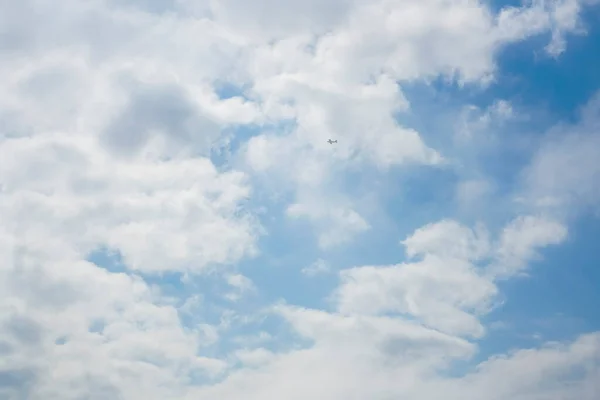Bulutlu Havada Küçük Bir Uçak Uçurmak Mavi Gök Karşı Özel — Stok fotoğraf
