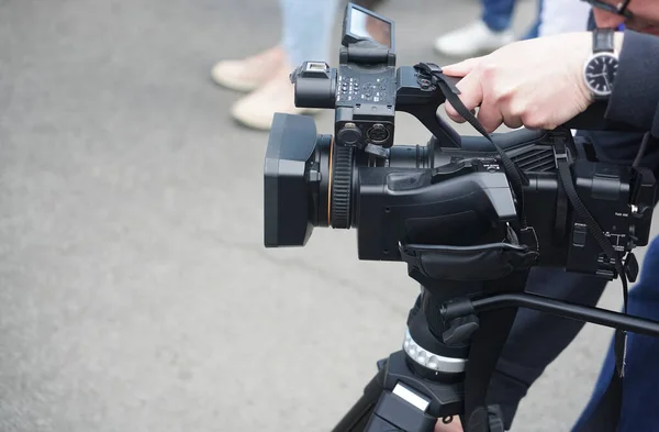 Mladý Kameraman Kameraman Dělají Reportáž Svou Profesionální Kamerou Stativu Ulici — Stock fotografie
